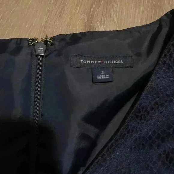 Tommy Hilfiger women's size 2 blue snake skin pattern vneck dress - Picture 2 of 6